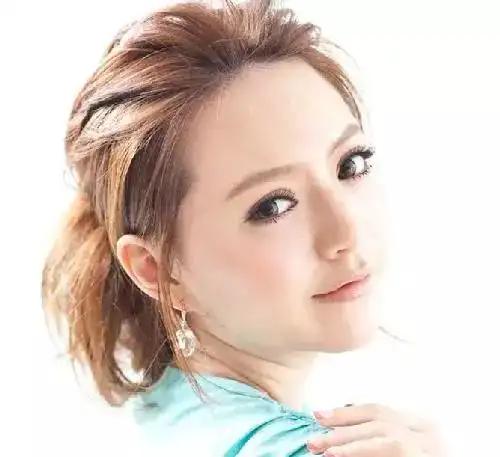 无刘海马尾辫的扎法图片(两款无刘海马尾辫的扎法图解)(5)