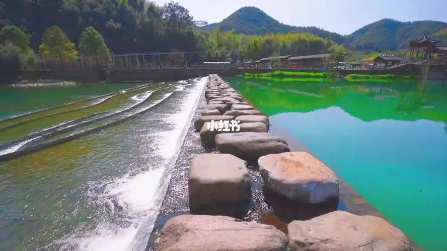 水系景观中利用挡水坝来设计跌水景具有创意