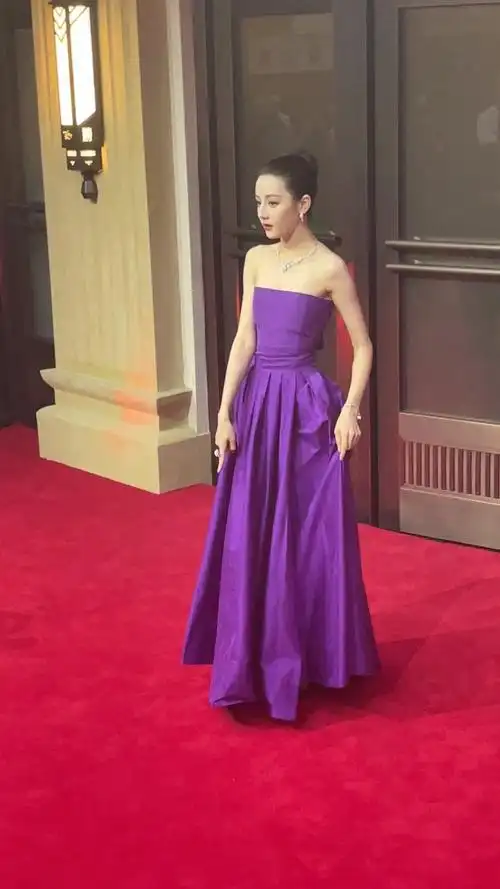 迪丽热巴性感抹胸紫色长裙美爆全场