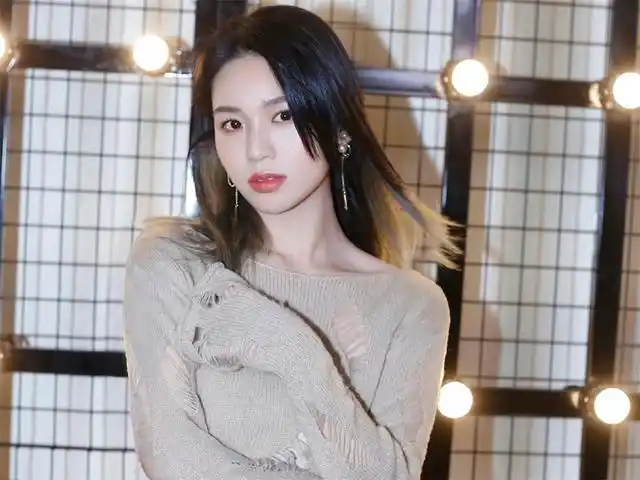 33岁黄英晒落日美照,与老公甜蜜互动,两个孩子的妈依然年轻美丽