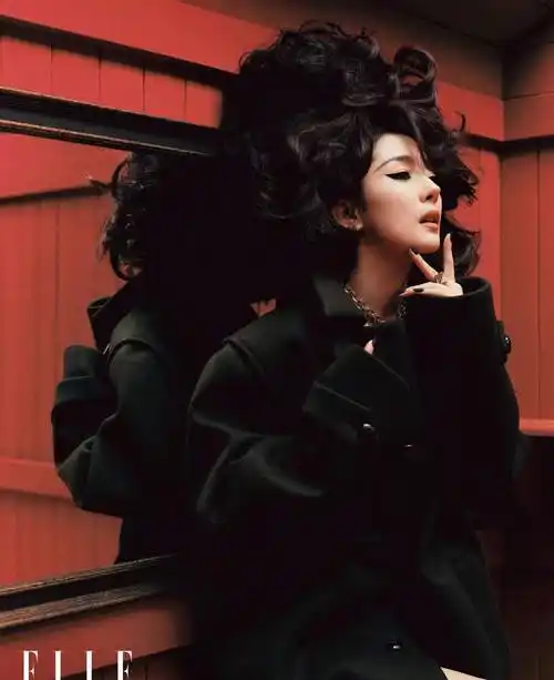 迪丽热巴时尚芭莎八月刊 粗发辫雀斑妆 夸张又个性 张力十足_裙子