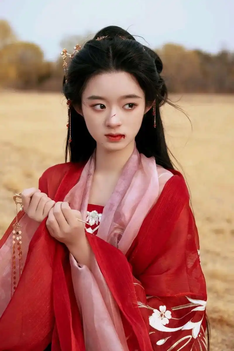 黄杨钿甜红衣古装造型#你心中的古装女神# #一眼沦陷# #惊艳瞬间