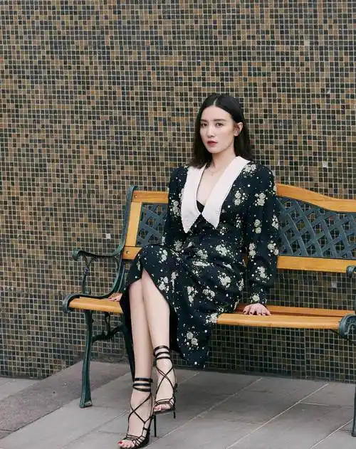 原创39岁宋佳真会穿搭t恤牛仔裤秀身材真是减龄又少女啊