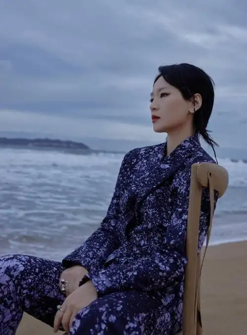 周笔畅泼墨西装造型##周笔畅海边情绪大片