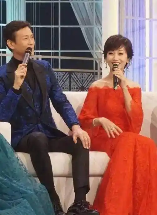 二十多年后再相逢,他们才是不老男神,女神_郑少秋_婚姻_赵雅芝