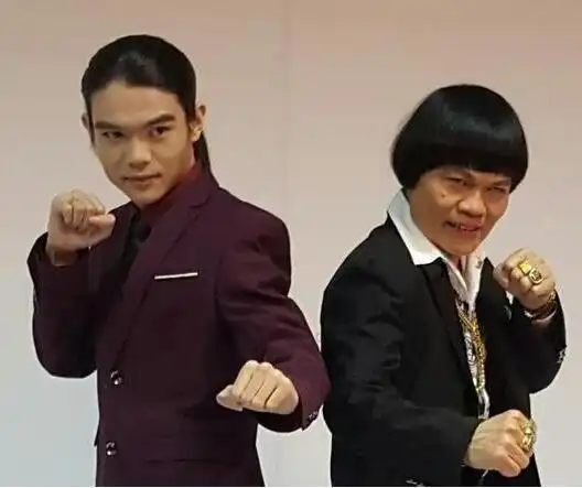 八两金儿子浓眉大眼相当帅气