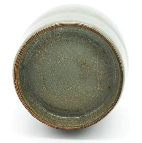 藏品名称:官窑棒槌瓶款  识:南宋规  格:口径:4.7cm 底径:6.