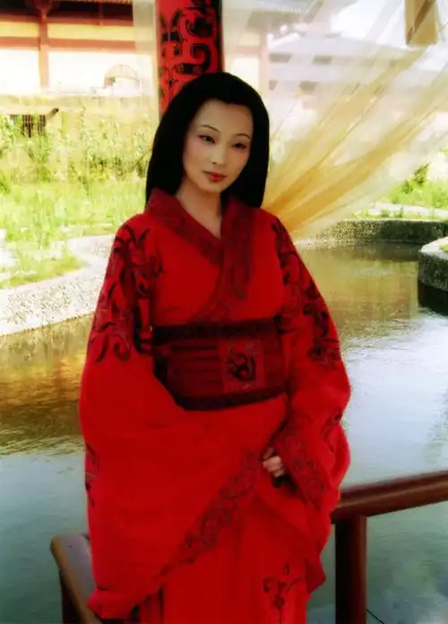 秦汉时期大多流行平髻,日常生活中,发髻上不梳裹加