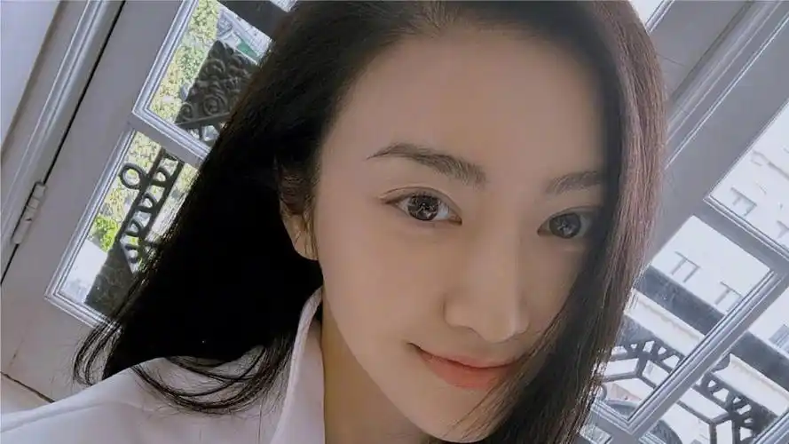 不受张继科风波事件影响,景甜晒素颜自拍照,面对镜头自信微笑