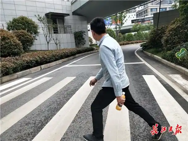 车流密集行人过马路战战兢兢有市民给这个视角盲区提建议了