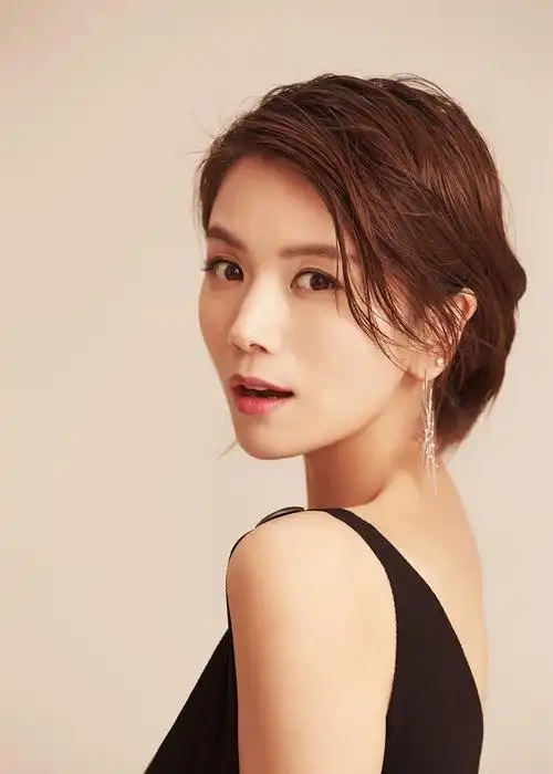 曹曦文性感深v连衣裙时尚写真图片