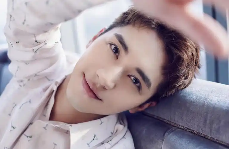 帅气迷人洲最新写真大片来袭,笑容暖心