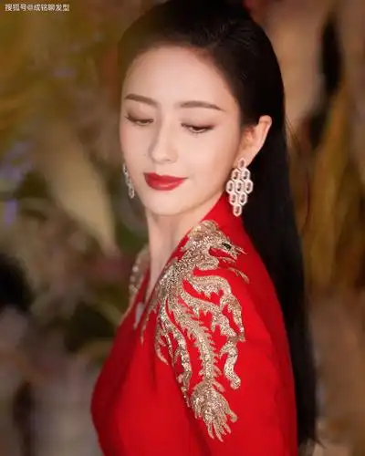 佟丽娅春晚造型惊艳全场,红衣长发气质美艳,被吐槽没有短发好看