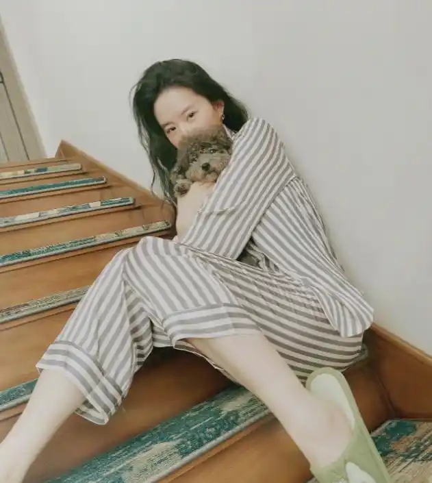 原创神仙姐姐,33岁的刘亦菲穿睡衣素颜出镜,皮肤好的像婴儿