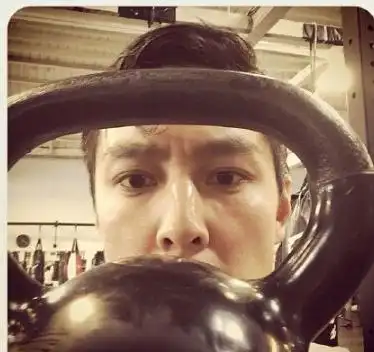 吴彦祖通过微博晒出一张帅气自拍