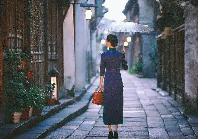 她是行走江南水乡古镇靓丽的风景线