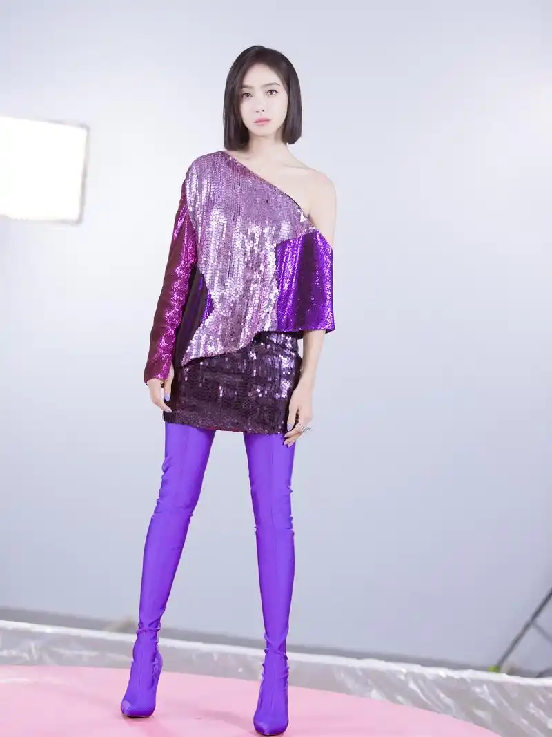 张碧晨的"高跷鞋"还不算什么,这双会"发光"的过膝靴更抢镜!