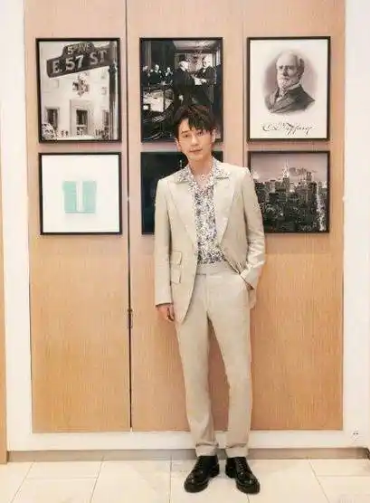 原创30岁白宇实力颜值兼具躺浴缸凹造型直女看了怎能不心动