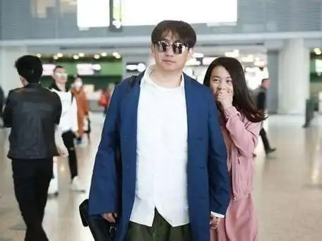 回顾黄磊人到中年想要平稳戏路生三胎原本是想凑齐三朵金花