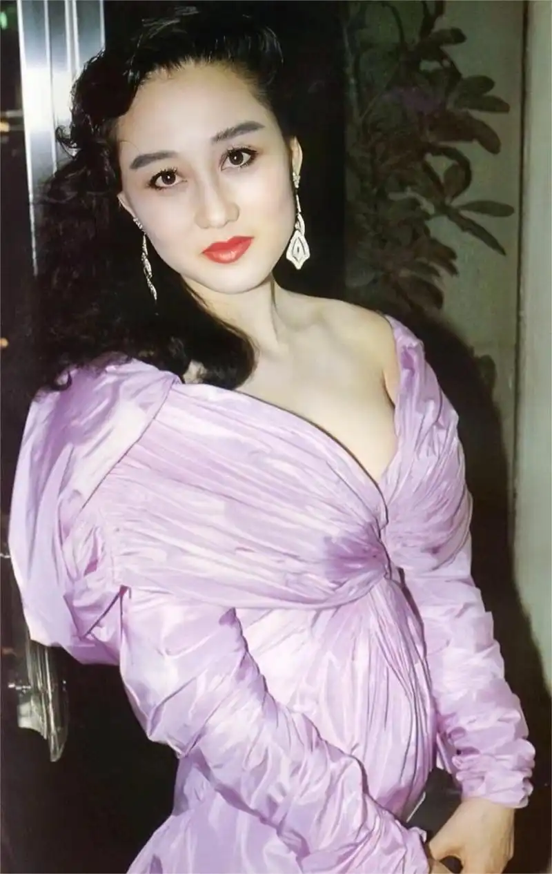 个人感觉李连杰前妻黄秋燕这颜值真不输利智!甚至有过之而无不及!