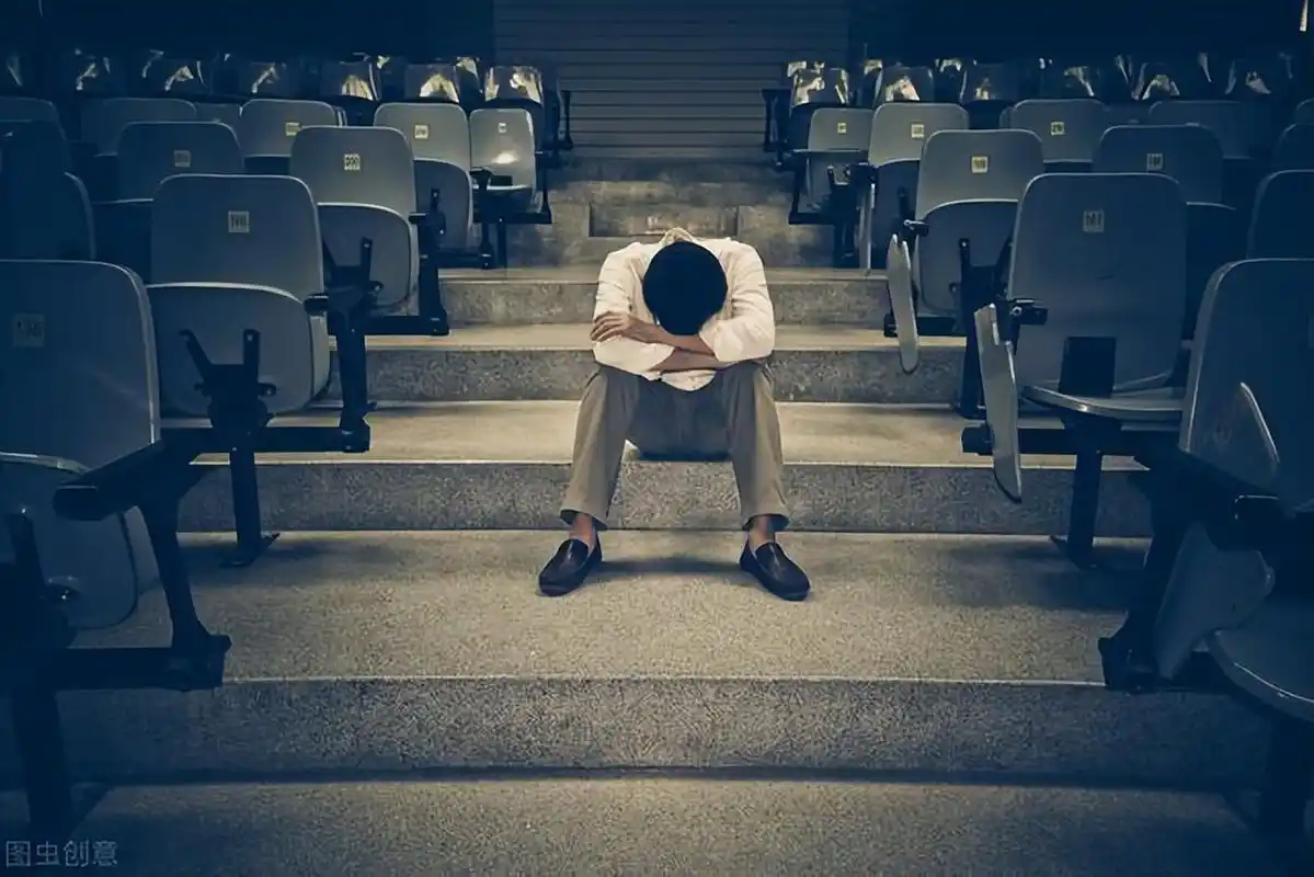 男人绝望的伤痛,隐藏在几个事件中