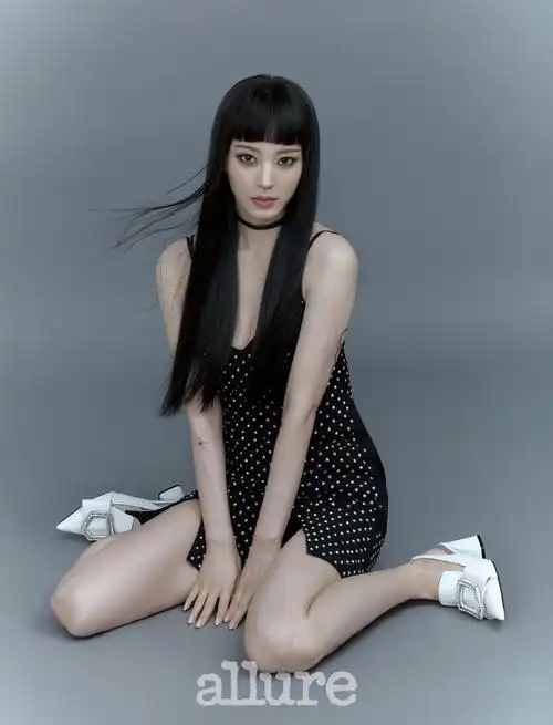 41岁韩国女星韩艺瑟画报曝光黑裙秀美腿超级欲