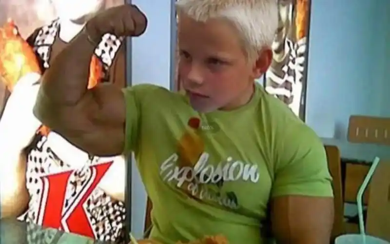 3岁小孩因罕见基因致浑身肌肉强壮无比看懵网友迷你绿巨人