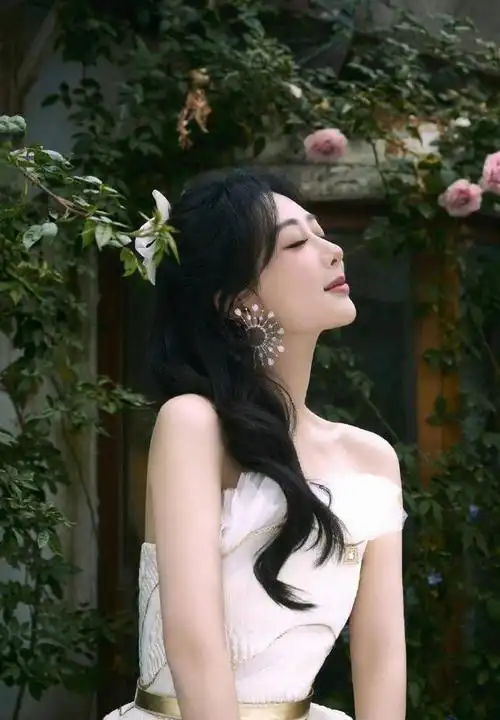 在这美丽的夜色里,杨紫身着一袭雪色长裙,宛如来自仙境的仙女,优雅地