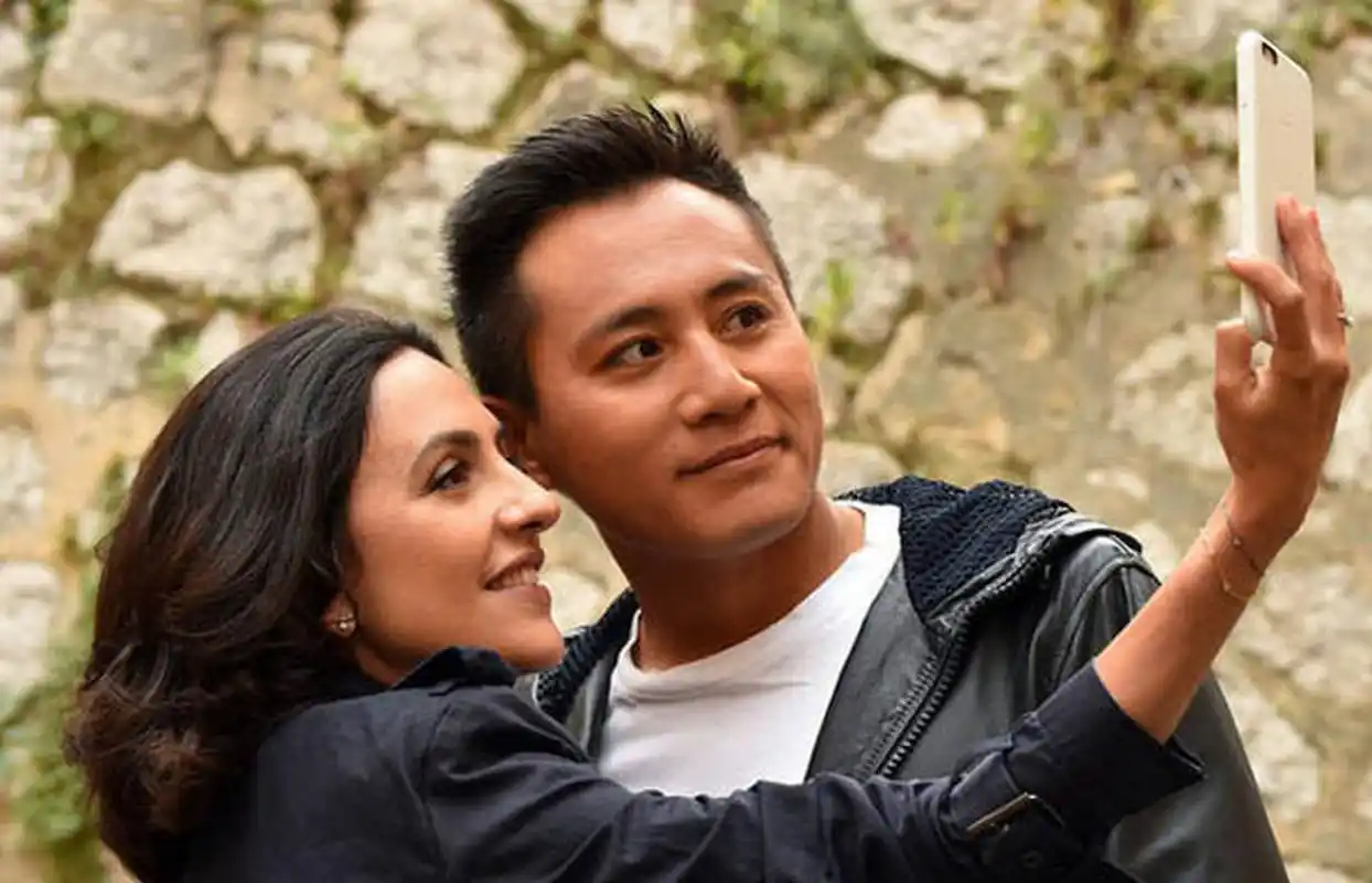 安娜风姿绰约,言谈举止优雅,刘烨心动不已.