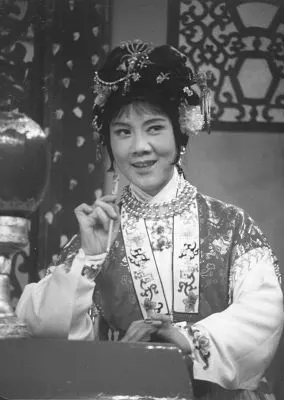 越剧表演艺术家吕瑞英 悠然独行笑靥灿烂(图)