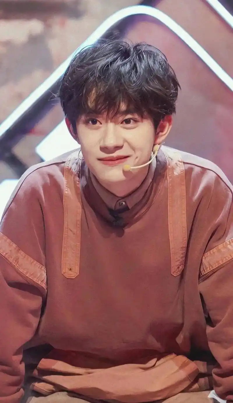 易烊千玺 一个眼神就够了 - 抖音