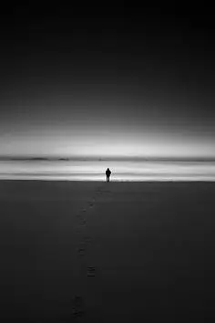 com采集天琪正不二家采集到背影飘摇的黑白照片item.feedsky.