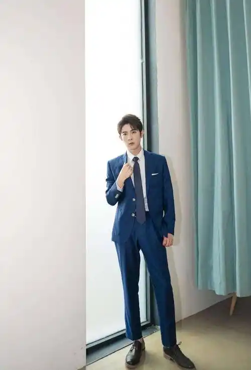 帅气高挑的季肖冰,和杨幂同届同班,如今却成为了不火校草?