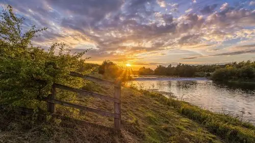美丽的自然景观,围栏,河,草,云,日落 壁纸 下载 1920x1080 全高清