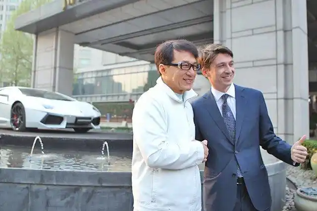 兰博基尼汽车中国总经理andrea baldi先生与成龙先生合影