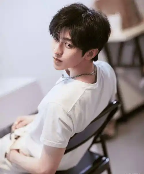 虽只有影子却遭全网反对,还没有迪丽热巴爷们_蔡徐坤_兄弟_王一博