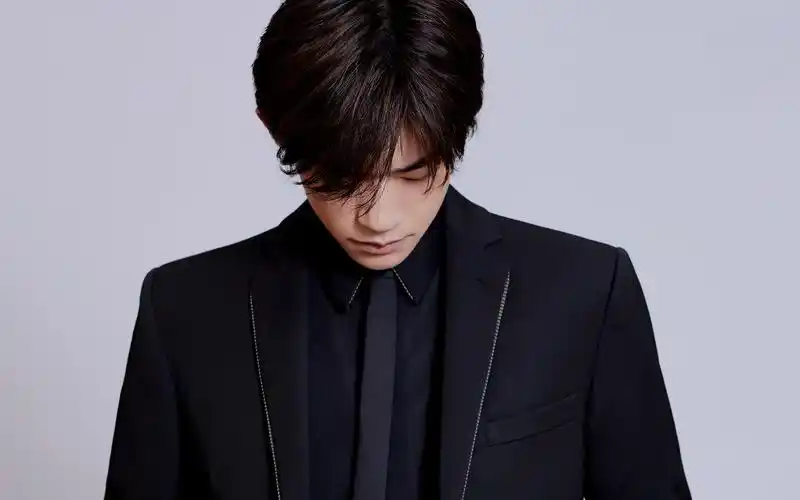 易烊千玺酷黑时尚写真桌面壁纸