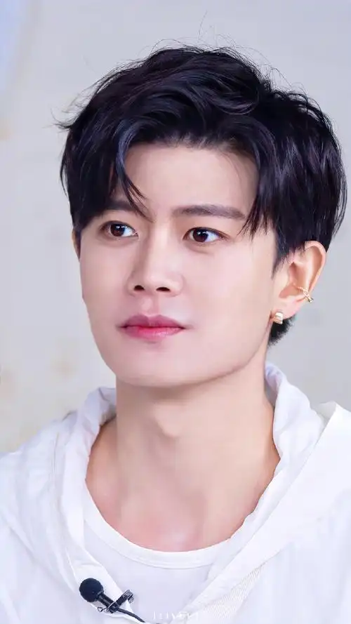 最近眼睛近视有些严重了 近视到只能看到你@任嘉伦allen#任嘉伦#rjl