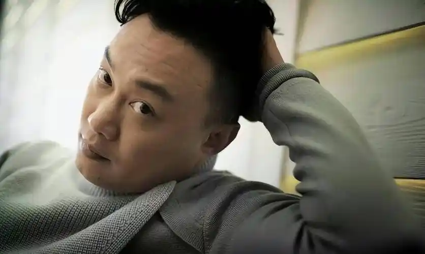 原创23亿豪宅月供65万卡里剩三千万的陈奕迅开直播哭穷反被嘲