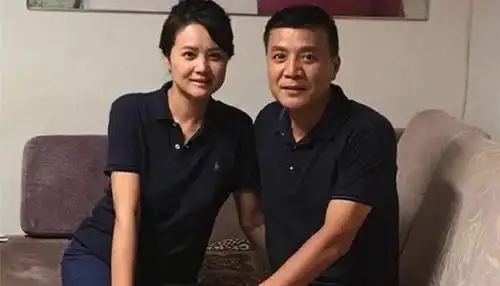 王凯旗下男星公开婚情媳妇一家四位演员岳母是大宅门黄春