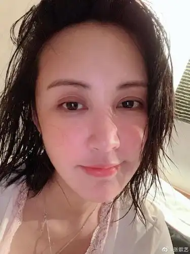 张歆艺晒湿发素颜美照:脱发前留个纪念