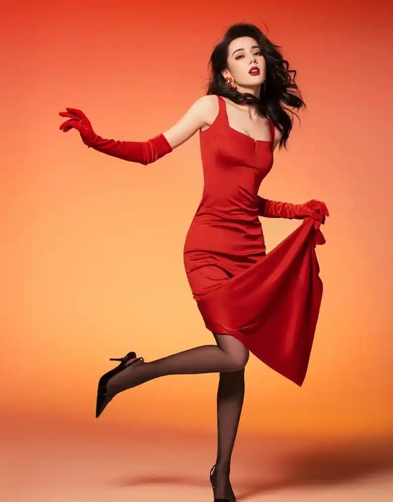 迪丽热巴红裙卷发复古造型,演绎摩登港风美人格调