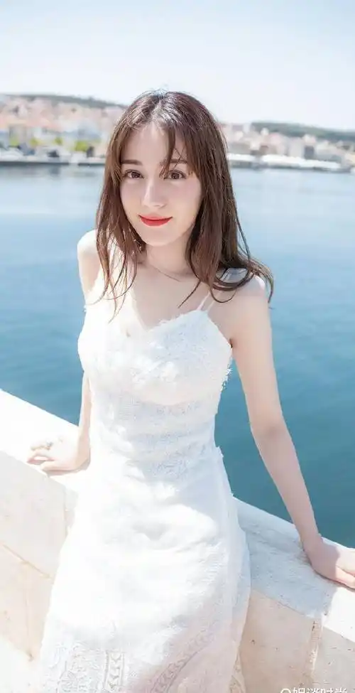 迪丽热巴"初恋裙"照流出,气质清纯可人,身材凹凸有致,让人看不够