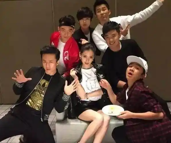 邓超鹿晗陈赫频繁和迪丽热巴互动,baby特写多存在感却很低?