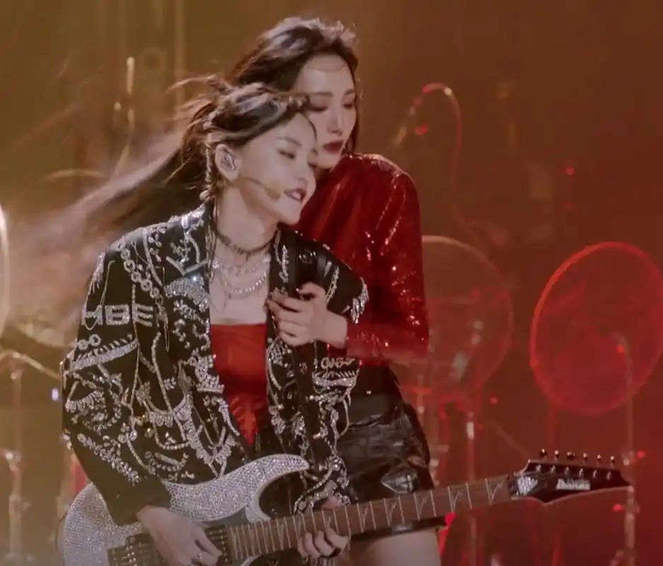 辣评浪姐4#吉克隽逸欧美范儿十足,周笔畅负责帅的部分,两人的眼神是