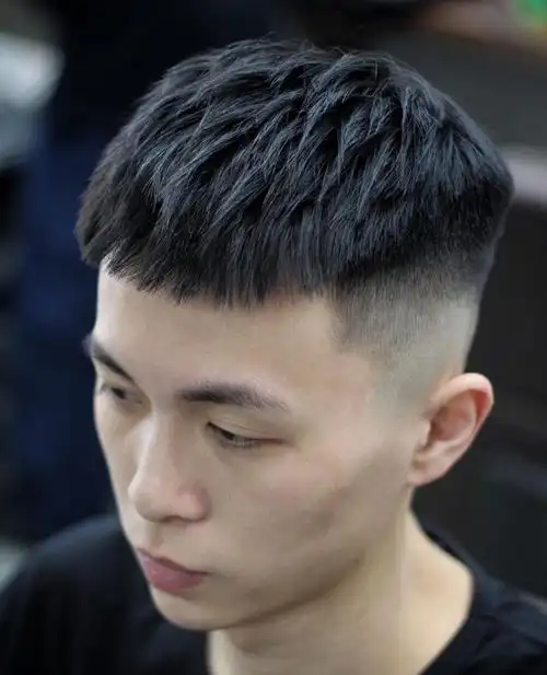 男人年过40岁,发型总是选不好?这三种造型帅气不油腻,简单好看