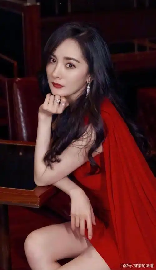 杨幂时尚红色披风连衣裙