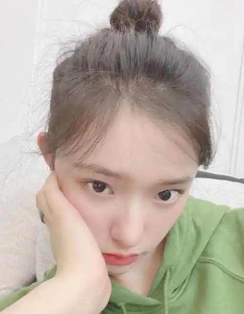 原创林允自拍照也太可爱了穿绿色卫衣扎丸子头戴帽子美成婴儿了