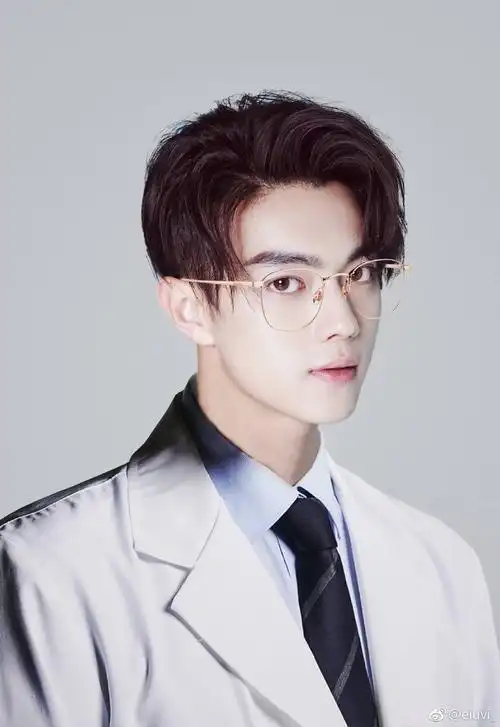 闲着也是闲着来看戴眼镜的许凯啊20211201浪梦特yyds