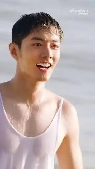 肖战##肖战胸肌#emmm…这是可以讨论和观看的嘛[舔屏]_#emmm_胸肌_肖
